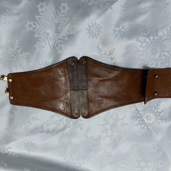 Leo Isba V Shaped Belt Black and Gold - Picture 3 of 8